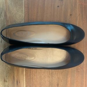 Black leather Tod’s ballet flats